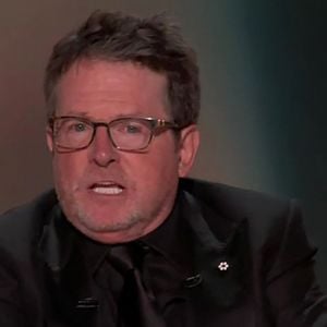 Les médecins lui ont diagnostiqué cette pathologie à l'âge de 29 ans en 1991

Los Angeles - Michael J. Fox a reçu deux ovations debout lors d'un discours émouvant aux Emmy Awards 2026 le lundi 14 septembre 2026.
Crédit : NBC / Backgrid UK via Bestimage