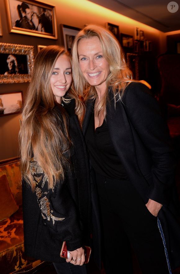 Elle y a ajouté quelques mots simples et touchants : "Joyeux anniversaire mon cœur" et "My babe Happy birthday".

Estelle Lefébure et sa fille Emma Smet - Soirée d'inauguration de l'Hôtel Fouquet's Barrière à Paris le 14 septembre 2017. 

© Rachid Bellak/Bestimage