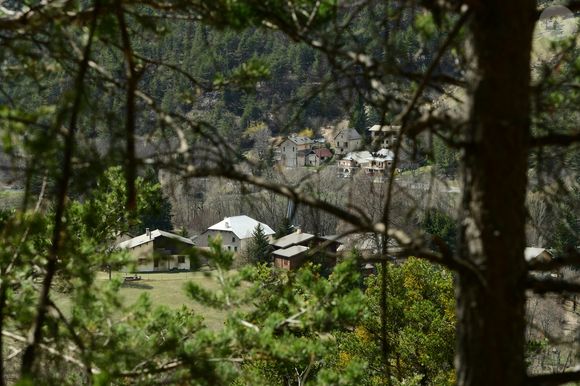 Illustrations au Vernet dans les Alpes-de-Haute-Provence dans le cadre de la disparition du petit Emile en juillet 2023 dont une partie des ossements ont été retrouvés.
Le 4 avril 2024. © Romain Doucelin / Bestimage