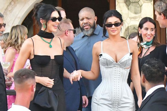 Kris Jenner, Khloe Kardashian mais aussi Kylie et Kendall ont été photographiées.

Kendall Jenner et Kylie Jenner arrivent au mariage à San Giorgio, Venise, de Jeff Bezos et Lauren Sanchez. Le 27 juin 2025. @Backgrid UK/ Bestimage