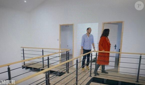 Il fait également visiter à Karine Le Marchand la maison qu'il a entièrement rénovée lui-même.

Julien, nouvel agriculteur de "L'amour est dans le pré". M6