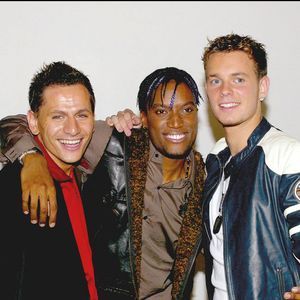 © Pierre Hounsfield /Milton /ABACA. 52439-4. Paris-France, 6 novembre 2003. Les gagnants de l'émission Pop Star, les Linkup avec Otis, Matthieu et Lionel participent à une fête avec leurs professeurs à l'Etoile à Paris pour célébrer leur victoire.