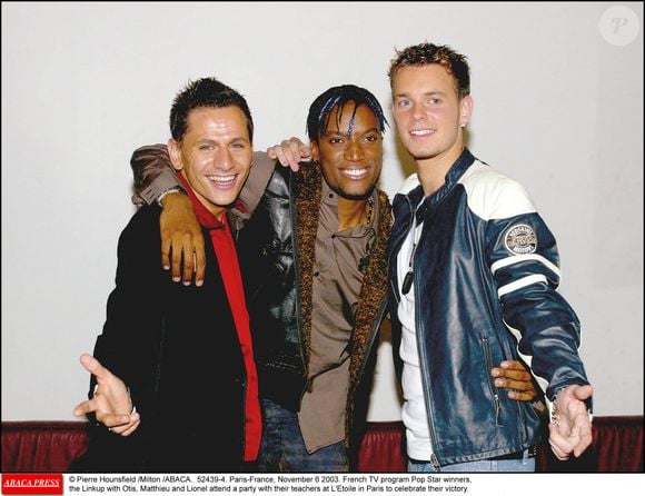 © Pierre Hounsfield /Milton /ABACA. 52439-4. Paris-France, 6 novembre 2003. Les gagnants de l'émission Pop Star, les Linkup avec Otis, Matthieu et Lionel participent à une fête avec leurs professeurs à l'Etoile à Paris pour célébrer leur victoire.