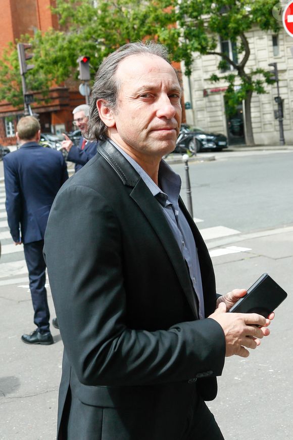 Philippe Candeloro aux arrivées aux obsèques du producteur Humbert Ibach (Mémé Ibach), figure du disque et de la TV des années 70/90, en l'église Notre Dame d'Auteuil à Paris, France, le 12 mai 2025. © Christophe Clovis/Bestimage