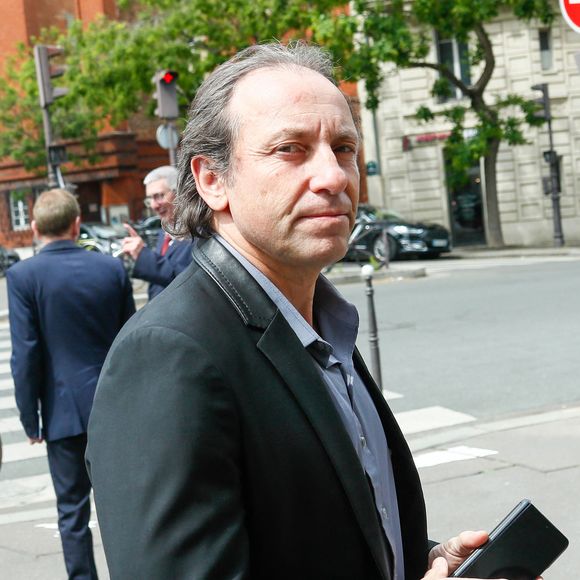 Philippe Candeloro aux arrivées aux obsèques du producteur Humbert Ibach (Mémé Ibach), figure du disque et de la TV des années 70/90, en l'église Notre Dame d'Auteuil à Paris, France, le 12 mai 2025. © Christophe Clovis/Bestimage