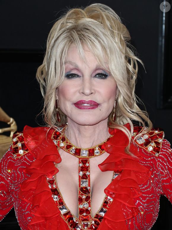 Dolly Parton - Les célébrités posent lors du photocall de la soirée des GRAMMY Awards au Staples Center de Los Angeles le 10 février, 2019
©Backgrid USA / Bestimage