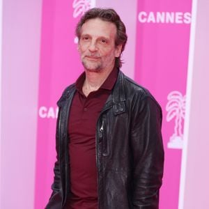 Mathieu Kassovitz sur le pink carpet lors du festival Canneseries saison 8 au palais des festivals à Cannes le 26 avril 2025.

© Denis Guignebourg / Bestimage