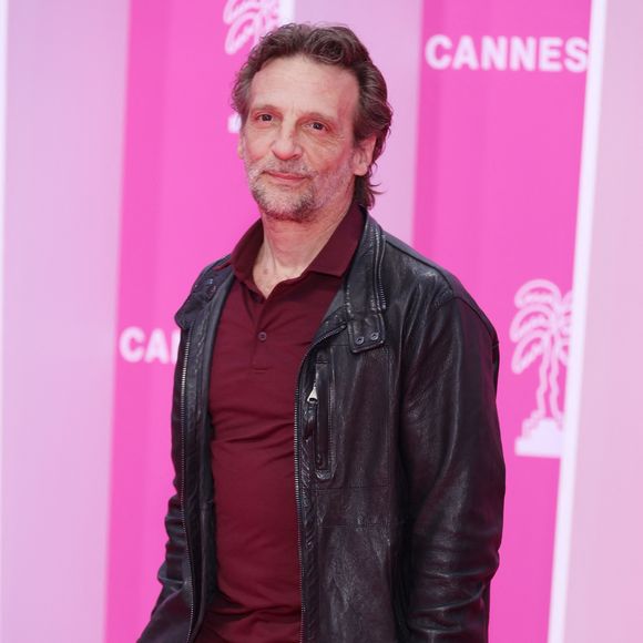 Mathieu Kassovitz sur le pink carpet lors du festival Canneseries saison 8 au palais des festivals à Cannes le 26 avril 2025.

© Denis Guignebourg / Bestimage