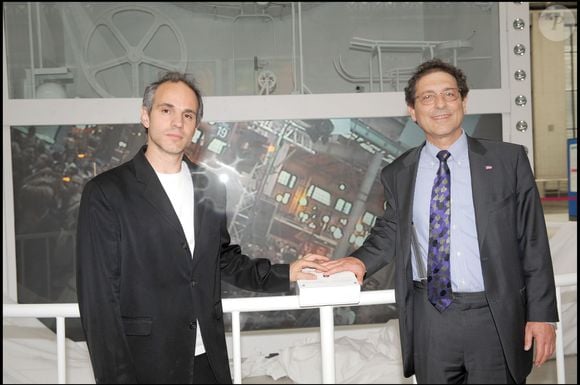 Fabien Chalon et Bernard Emsellem, directeur de la communication et des relations publiques de la SNCF, lors de l'inauguration de l'œuvre "Le Monde en marche" à la Gare du Nord, à Paris. RACHID BELLAK / BESTIMAGE