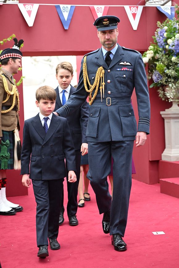 (de gauche à droite) Le prince Louis, le prince George et le prince de Galles arrivent avant la procession militaire organisée pour le 80e anniversaire du jour de la Victoire en Europe, en l'honneur de ceux qui ont servi pendant la Seconde Guerre mondiale, au palais de Buckingham, dans le centre de Londres.  Le 5 mai 2025. Photo par Eddie Mulholland/Daily Telegraph/PA Wire/ABACAPRESS.COM