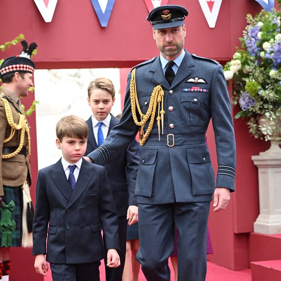 (de gauche à droite) Le prince Louis, le prince George et le prince de Galles arrivent avant la procession militaire organisée pour le 80e anniversaire du jour de la Victoire en Europe, en l'honneur de ceux qui ont servi pendant la Seconde Guerre mondiale, au palais de Buckingham, dans le centre de Londres.  Le 5 mai 2025. Photo par Eddie Mulholland/Daily Telegraph/PA Wire/ABACAPRESS.COM
