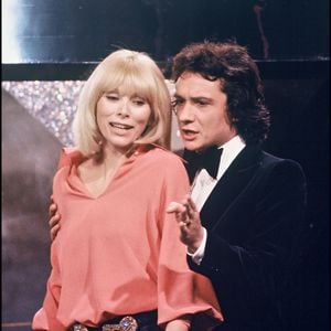 Michel Sardou et Mireille Darc en duo lors de l'émission "Top à Michel Sardou" en 1975. ©  ANGELI-PATERSON / BESTIMAGE