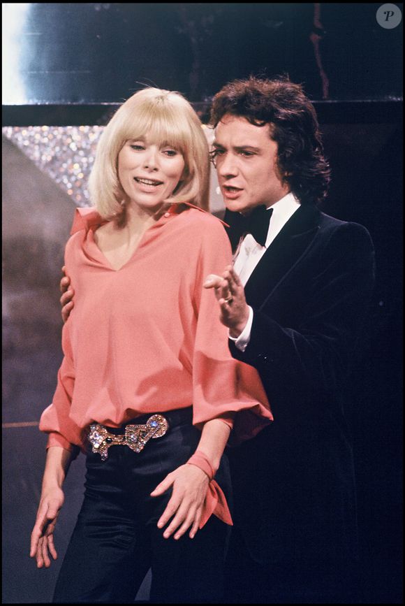 Michel Sardou et Mireille Darc en duo lors de l'émission "Top à Michel Sardou" en 1975. ©  ANGELI-PATERSON / BESTIMAGE