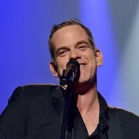 Garou épanoui auprès de la femme qui partage sa vie, leur vie loin des projecteurs