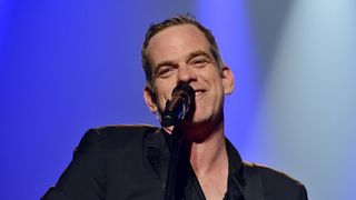 Garou épanoui auprès de la femme qui partage sa vie, leur vie loin des projecteurs