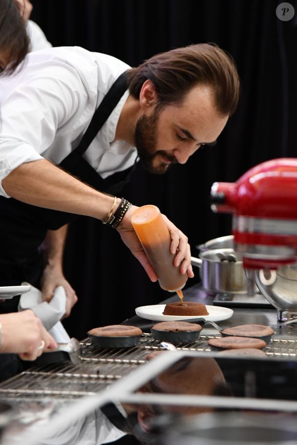 Semi-Exclusif - Cyril Lignac est l'invité "Star" de ShowColat le 2 novembre 2018. Cette semaine dédiée au chocolat organisée par CAP 3000, la galerie commerciale de Saint-Laurent du Var, près de Nice, a commencé le 27 octobre pour se terminer le 4 novembre. Après un cours de pâtisserie en public où, aidé par des marmitons de tout âges tirés au sort dans le public, il a préparé un fondant au chocolat, Cyril Lignac a signé son dernier livre "La pâtisserie" et rencontré ses fans venus en très grand nombre. La file d'attente s'étalait jusqu'à l'extérieur du Centre commercial. © Bruno Bebert/Bestimage