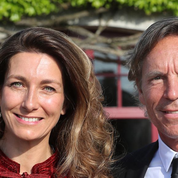 "Elle n'est pas fascinée", nuance la journaliste avant d'ajouter : "Ça ne l'impressionne pas. Là où elle se rend compte que j'ai un statut un peu particulier, c'est dans la rue quand on me demande de faire des photos."

Anne-Claire Coudray et son compagnon Nicolas Vix lors de la fête de la fleur et l'intronisation de personnalités commandeurs et ambassadeurs par la Commanderie du Bontemps au Château Smith Haut Lafitte à Martillac le 27 avril 2023.
© Fabien Cottereau / Patrick Bernard / Bestimage