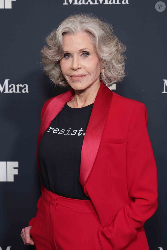 À 88 ans, l’actrice a choisi cette assistance pour préserver son énergie lors de ses déplacements.

Jane Fonda, portant Max Mara, assiste à la soirée de gala "2025 WIF Honors Presented By Max Mara" au Beverly Hilton le 06 novembre 2025 à Los Angeles, Californie. Photo par Photo Press Service / BESTIMAGE
