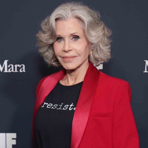 À 88 ans, l’actrice a choisi cette assistance pour préserver son énergie lors de ses déplacements.

Jane Fonda, portant Max Mara, assiste à la soirée de gala "2025 WIF Honors Presented By Max Mara" au Beverly Hilton le 06 novembre 2025 à Los Angeles, Californie. Photo par Photo Press Service / BESTIMAGE