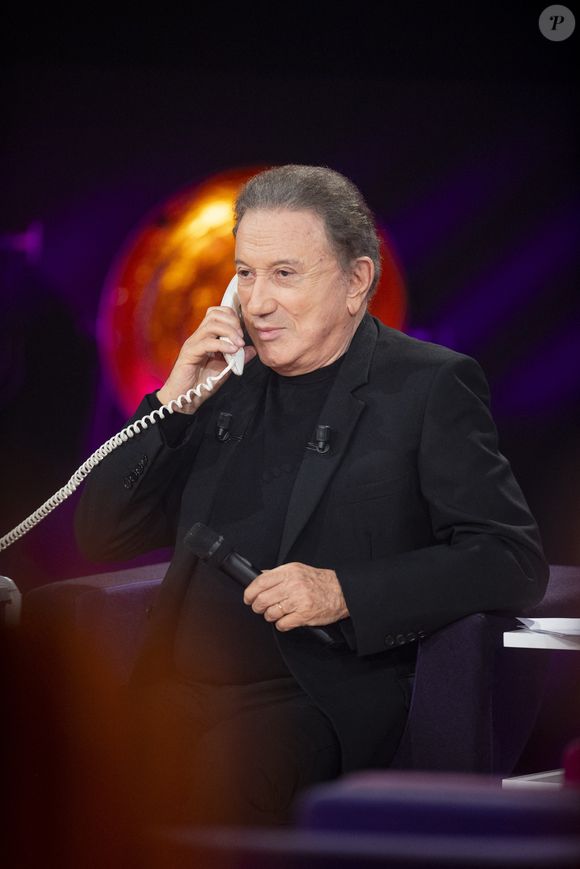 Exclusif - Michel Drucker lors de l'enregistrement de l'émission "Famille je vous aime" présentée par M.Drucker et qui sera diffusée le 29 décembre sur France 3, au studio Rive gauche, à Paris, France, le 2 décembre 2025. © Gaffiot-Perusseau/Bestimage