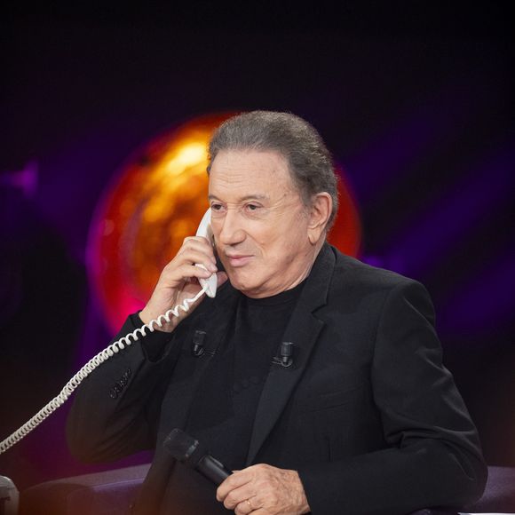 Exclusif - Michel Drucker lors de l'enregistrement de l'émission "Famille je vous aime" présentée par M.Drucker et qui sera diffusée le 29 décembre sur France 3, au studio Rive gauche, à Paris, France, le 2 décembre 2025. © Gaffiot-Perusseau/Bestimage