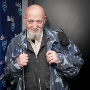 Interviewé par le Parisien et ne cherchant absolument pas la pitié de ses fans, il indique : "Je n’ai pas besoin de la condescendance du public".
Charlelie Couture lors de l'enregistrement de l'émission "CS Cohen", présentée par C.C.Cohen, sur Radio J à Paris. Le 20 février 2024
© Jack Tribeca / Bestimage