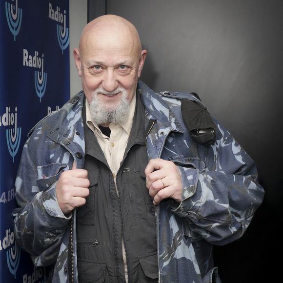 Interviewé par le Parisien et ne cherchant absolument pas la pitié de ses fans, il indique : "Je n’ai pas besoin de la condescendance du public". 

Charlelie Couture lors de l'enregistrement de l'émission "CS Cohen", présentée par C.C.Cohen, sur Radio J à Paris. Le 20 février 2024
© Jack Tribeca / Bestimage