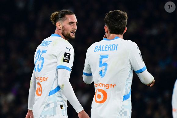 Adrien Rabiot (25 - Olympique de Marseille) discute avec Leonardo BALERDI (5 - Olympique de Marseille) lors du match de Ligue 1 entre le Paris Saint Germain et l'Olympique de Marseille au Parc des Princes le 16 mars 2025 à Paris, France.  
Dante Badano/PsnewZ/Bestimage
