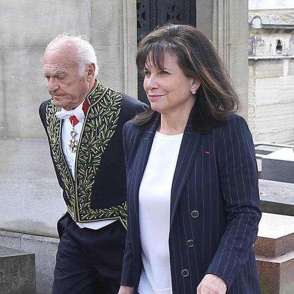 Pierre Nora et sa compagne Anne Sinclair - Obsèques de Alain Decaux au cimetière du Père Lachaise à Paris. Le 4 avril 2016. Agence / Bestimage