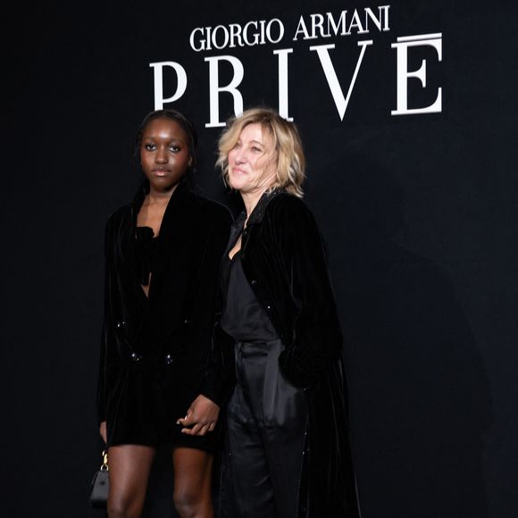 Avec sa fille de 18 ans, Oumy, qu’il a adoptée avec son ancienne compagne Valeria Bruni Tedeschi, il se montre cool mais protecteur. 

Oumy Bruni-Garrel et Valeria Bruni Tedeschi au photocall du défilé Armani Privé "Collection Haute Couture Printemps/Eté 2026", lors de la Fashion Week de Paris, le 27 janvier 2026
© Julien Sarkissian / Bestimage