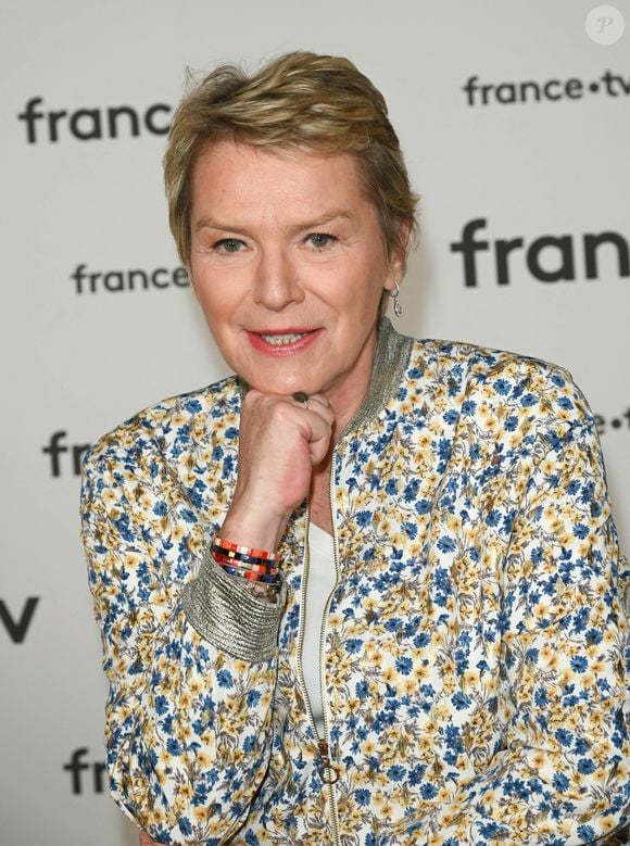 Elise Lucet au photocall pour la conférence de presse de rentrée de France TV à la Grande Halle de la Villette à Paris, France, le 6 juillet 2022. © Coadic Guirec/Bestimage