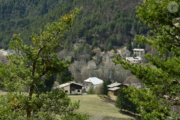 Illustrations au Vernet dans les Alpes-de-Haute-Provence dans le cadre de la disparition du petit Emile en juillet 2023 dont une partie des ossements ont été retrouvés.
Le 4 avril 2024. © Romain Doucelin / Bestimage
