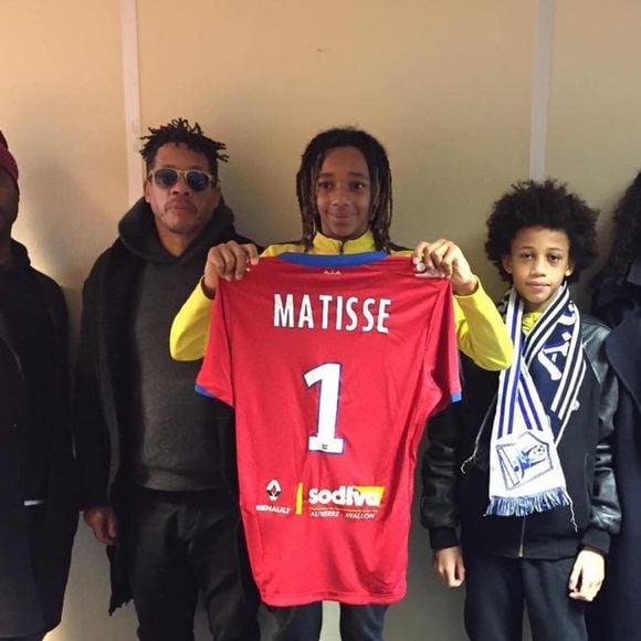 L'aîné, Matisse, mène une carrière de gardien de but.
Joey Starr, son fils Matisse et des proches en 2019.©Instagram