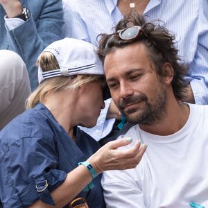 Bertrand Chameroy et Anne-Elisabeth Lemoine en tribunes lors des Internationaux de France de Tennis de Roland Garros 2025, à Paris, France, le 7 juin 2025. © Cyril Moreau/Bestimage