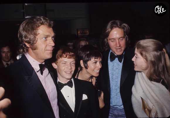 Archives - STEVE MCQUEEN et sa femme Neile Adams, Mitch Vogel et Michael Douglas dans les années 1970. Globe Photos / PixPlanete / Bestimage