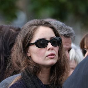 Laetitia Casta aux arrivées des obsèques d'Emilie Dequenne au cimetière Père Lachaise à Paris, France, le 26 mars 2025. © Cyril Moreau/Bestimage