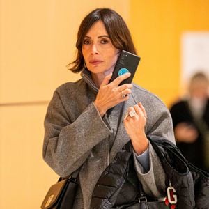 Géraldine Maillet, la compagne de D.Riolo - Sorties du tribunal correctionnel de Paris en marge du procès en diffamation entre Didier Deschamps et Daniel Riolo. Le procès en diffamation opposant Didier Deschamps à Daniel Riolo s’est ouvert le 20 novembre 2025 devant la XVIIe chambre du tribunal correctionnel de Paris : Didier Deschamps reproche à Daniel Riolo d’avoir qualifié de « menteur » à propos de la blessure de Karim Benzema lors de la coupe du monde de football en 2022. France, le 20 novembre 2025. © Pierre Perusseau/Bestimage