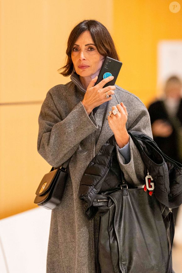 Géraldine Maillet, la compagne de D.Riolo - Sorties du tribunal correctionnel de Paris en marge du procès en diffamation entre Didier Deschamps et Daniel Riolo. Le procès en diffamation opposant Didier Deschamps à Daniel Riolo s’est ouvert le 20 novembre 2025 devant la XVIIe chambre du tribunal correctionnel de Paris : Didier Deschamps reproche à Daniel Riolo d’avoir qualifié de « menteur » à propos de la blessure de Karim Benzema lors de la coupe du monde de football en 2022. France, le 20 novembre 2025. © Pierre Perusseau/Bestimage
