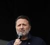 Il a dû expliquer cette situation à ses enfants, qui s’y adaptent.

L'animateur et producteur de télévision, Arthur (Jacques Essebag) - Marche en hommage aux victimes de l'attaque du 7 octobre contre Israël par le Hamas, à Paris, le 6 octobre 2024. © Stéphane Lemouton / Bestimage