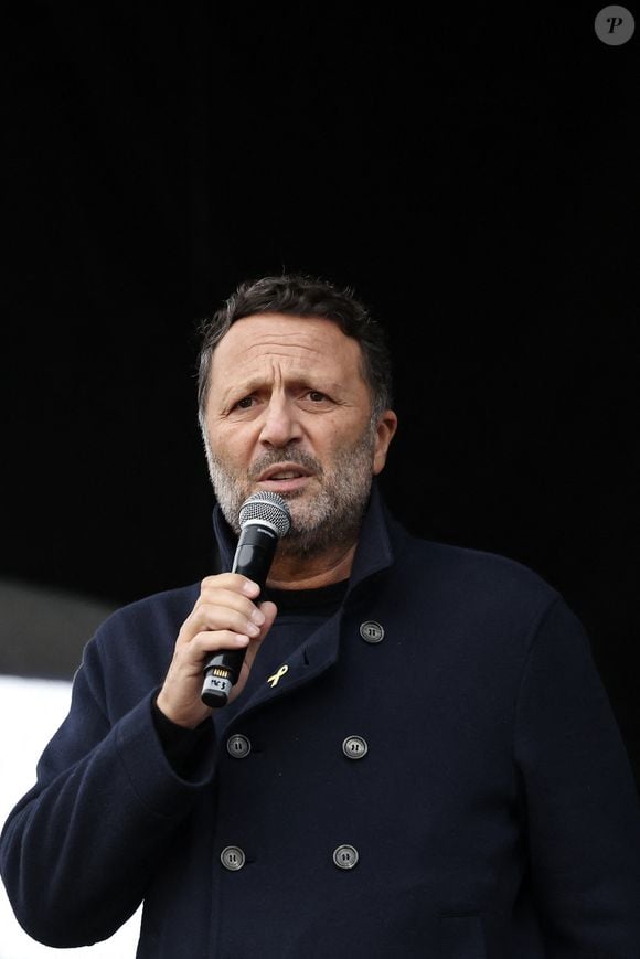 Il a dû expliquer cette situation à ses enfants, qui s’y adaptent.

L'animateur et producteur de télévision, Arthur (Jacques Essebag) - Marche en hommage aux victimes de l'attaque du 7 octobre contre Israël par le Hamas, à Paris, le 6 octobre 2024. © Stéphane Lemouton / Bestimage