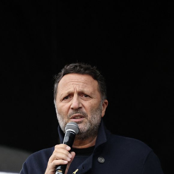 Il a dû expliquer cette situation à ses enfants, qui s’y adaptent.

L'animateur et producteur de télévision, Arthur (Jacques Essebag) - Marche en hommage aux victimes de l'attaque du 7 octobre contre Israël par le Hamas, à Paris, le 6 octobre 2024. © Stéphane Lemouton / Bestimage