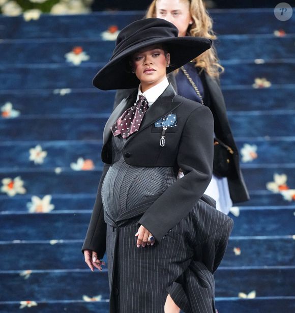 Avec ce tatouage, Rihanna semble avoir voulu immortaliser un souvenir précieux de l’enfance de ses enfants.

Rihanna au gala de bienfaisance du Costume Institute célébrant l'ouverture de l'exposition "Superfine : Tailoring Black Style" qui a eu lieu au Metropolitan Museum of Art à New York City. Photo par STARMAX / BESTIMAGE