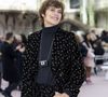 Un rachat lui a heureusement permis de récupérer la direction artistique en 2013.

Inès de La Fressange au défilé de mode féminine Chanel printemps-été 2025 lors de la Fashion Week de Paris (PFW), au Grand Palais, le 1er octobre 2024. 

© Olivier Borde / Bestimage