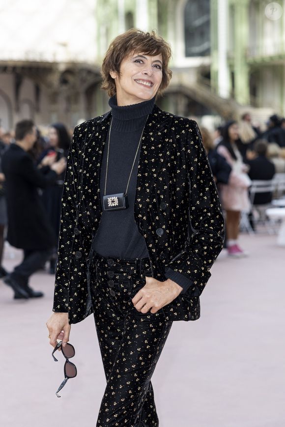 Un rachat lui a heureusement permis de récupérer la direction artistique en 2013.

Inès de La Fressange au défilé de mode féminine Chanel printemps-été 2025 lors de la Fashion Week de Paris (PFW), au Grand Palais, le 1er octobre 2024. 

© Olivier Borde / Bestimage