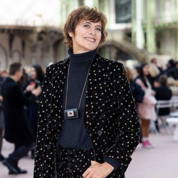Un rachat lui a heureusement permis de récupérer la direction artistique en 2013.

Inès de La Fressange au défilé de mode féminine Chanel printemps-été 2025 lors de la Fashion Week de Paris (PFW), au Grand Palais, le 1er octobre 2024. 

© Olivier Borde / Bestimage