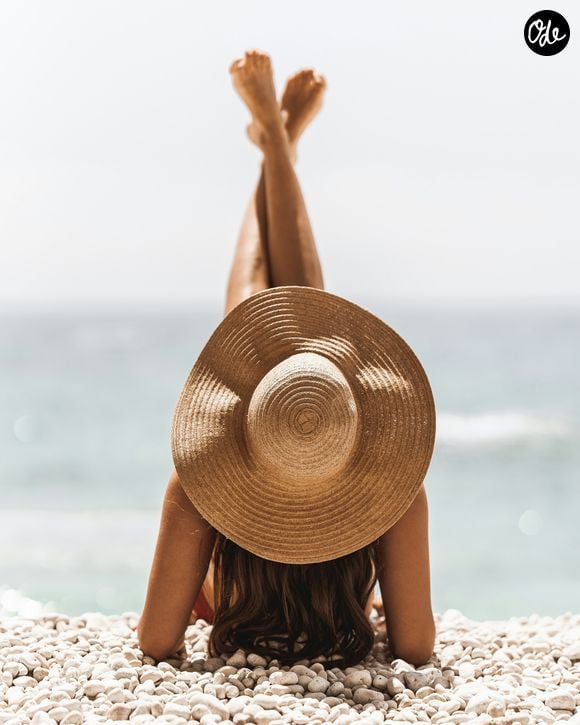 Allongée confortablement sur votre serviette de plage, les yeux fermés, vous avez l'air de dormir profondément alors qu'en réalité, vos muscles travaillent à plein régime grâce à un véritable scanner corporel. 

Image Unsplash