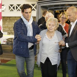 "Cette remise a eu lieu en petit comité avec ma mère, son époux et quelques proches", a-t-il indiqué.

Exclusif - Claude Chirac et sa mère Bernadette Chirac - Le Variétés Club de France dispute un match caritatif présidé par Madame B. Chirac au profit de "+ de Vie", en faveur des personnes âgées accueillies dans les services de gériatrie et d'URMA, service pédiatrie du CHU de Montpellier, parrainé par L. Blanc au stade Léo Lagrange de Poissy, France, le 11 Octobre 2017. © Marc Ausset-Lacroix/Bestimage