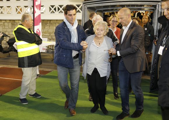 "Cette remise a eu lieu en petit comité avec ma mère, son époux et quelques proches", a-t-il indiqué.

Exclusif - Claude Chirac et sa mère Bernadette Chirac - Le Variétés Club de France dispute un match caritatif présidé par Madame B. Chirac au profit de "+ de Vie", en faveur des personnes âgées accueillies dans les services de gériatrie et d'URMA, service pédiatrie du CHU de Montpellier, parrainé par L. Blanc au stade Léo Lagrange de Poissy, France, le 11 Octobre 2017. © Marc Ausset-Lacroix/Bestimage