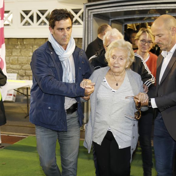 "Cette remise a eu lieu en petit comité avec ma mère, son époux et quelques proches", a-t-il indiqué.

Exclusif - Claude Chirac et sa mère Bernadette Chirac - Le Variétés Club de France dispute un match caritatif présidé par Madame B. Chirac au profit de "+ de Vie", en faveur des personnes âgées accueillies dans les services de gériatrie et d'URMA, service pédiatrie du CHU de Montpellier, parrainé par L. Blanc au stade Léo Lagrange de Poissy, France, le 11 Octobre 2017. © Marc Ausset-Lacroix/Bestimage