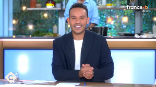 "On a des nouvelles d'Anne-Elisabeth (Lemoine) ?" : Mohamed Bouhafsi promu dans C à Vous, un invité appuie sur ce changement récent